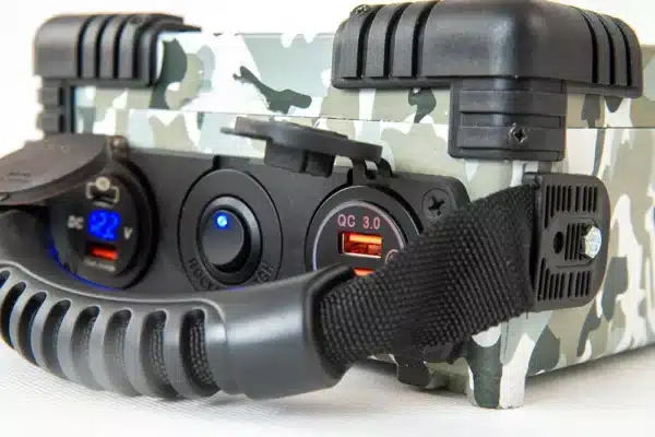 Detail ovládacieho panelu powerbanky na ryby