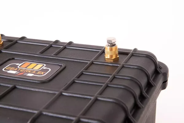 Lithiova bateria na cln 70Ah detail napajacich terminalov bateria na elektromotor